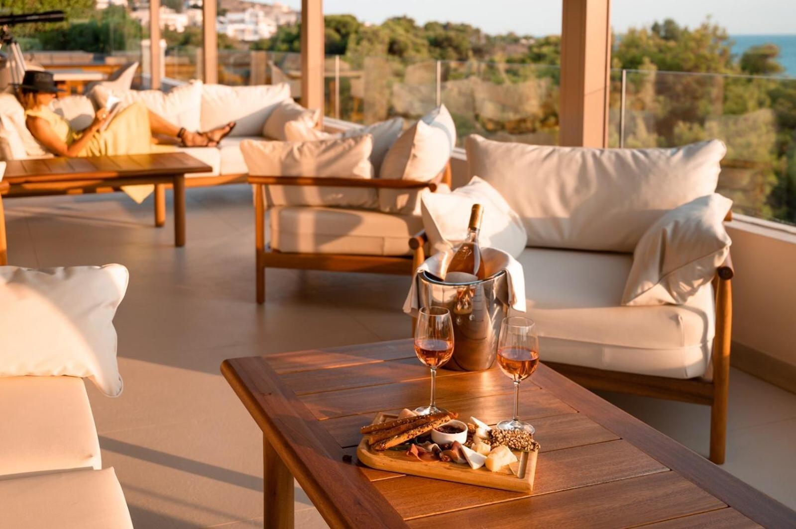 Отель Somewhere Vouliagmeni